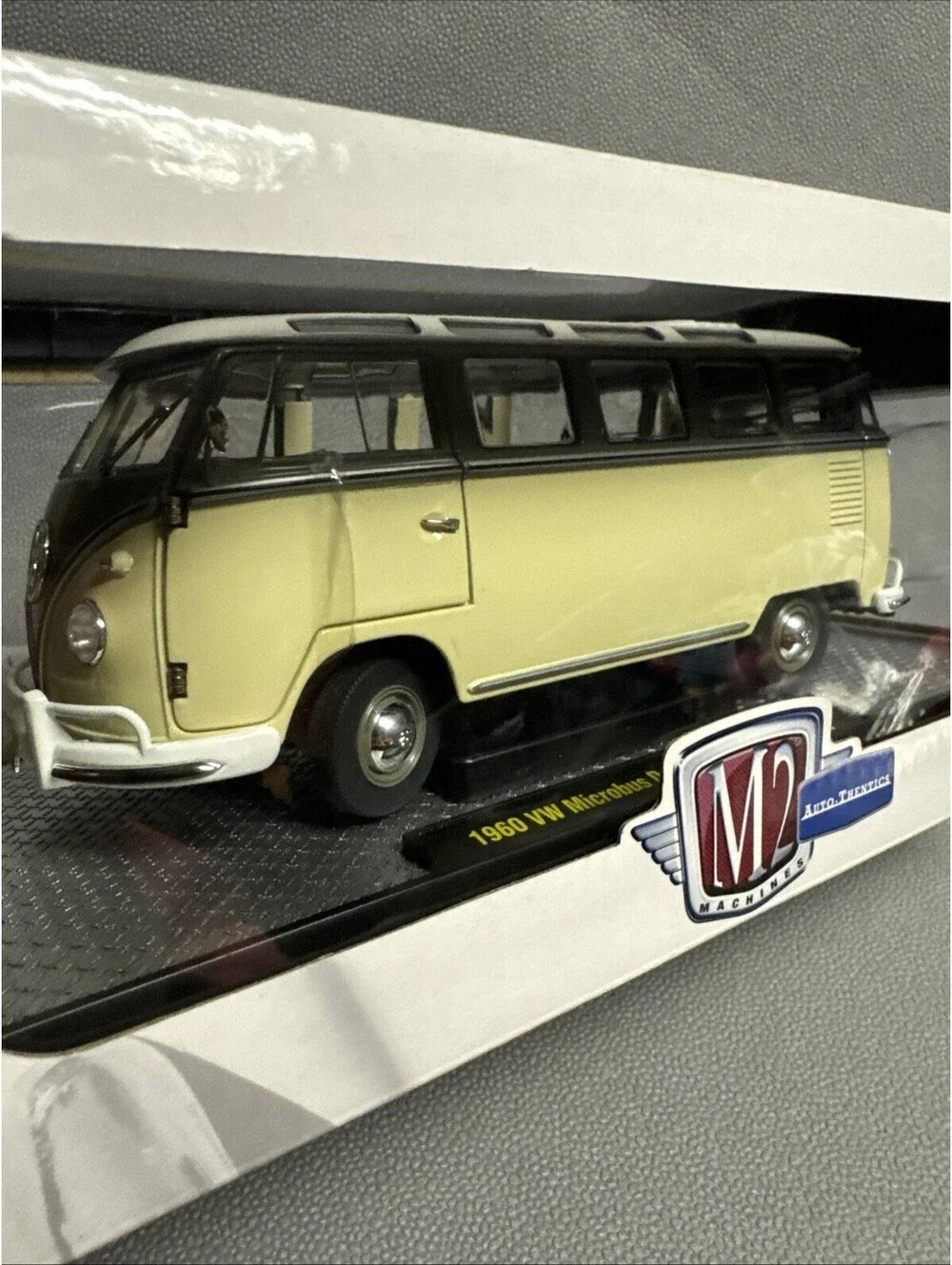 M2 Machines 1/24 1960 VW Microbus Deluxe USA Model S05 Cream White Open Rag Top